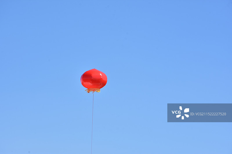 蓝天背景下的气球特写镜头图片素材