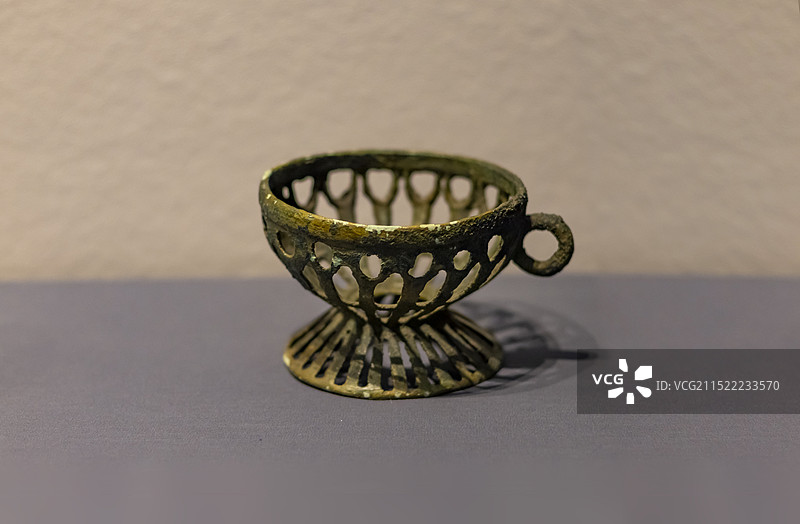 镂空铜豆 东汉 兴义万屯M8出土 贵州省博物馆图片素材