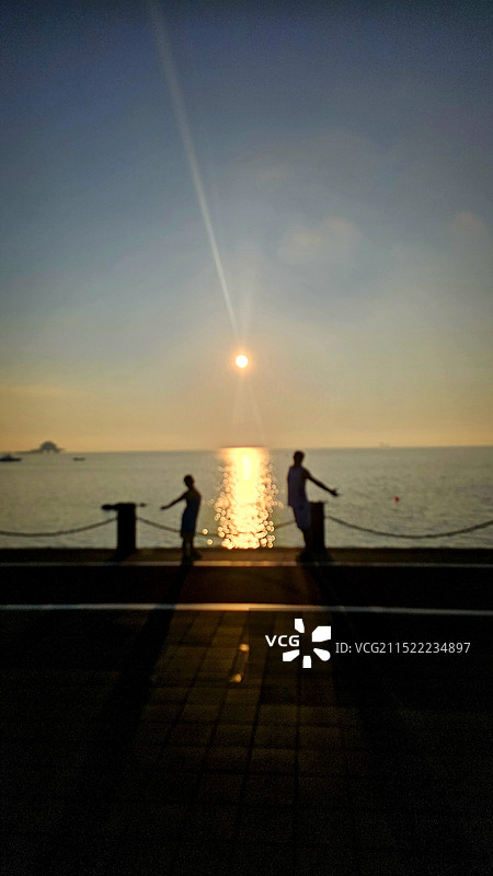 父子对练八段锦图片素材