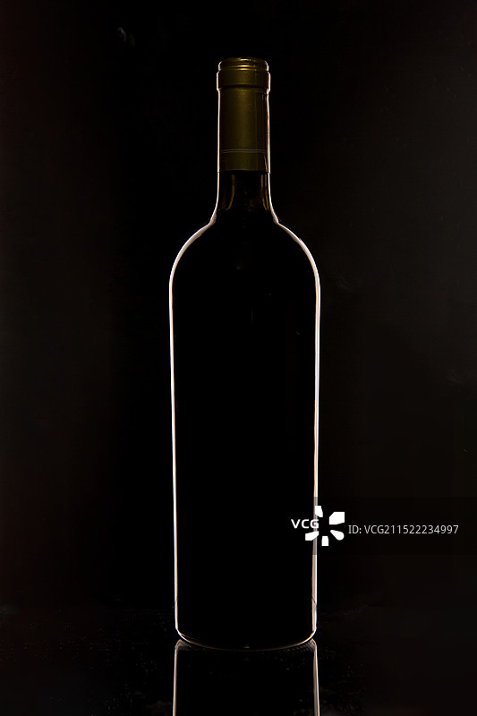 暗调夹光棚拍红酒瓶图片素材