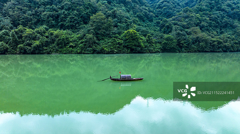倒影和渔船，美丽的地方，湖南省的东江湖风景区图片素材