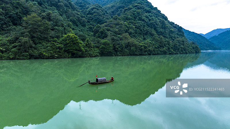 倒影和渔船，美丽的地方，湖南省的东江湖风景区图片素材