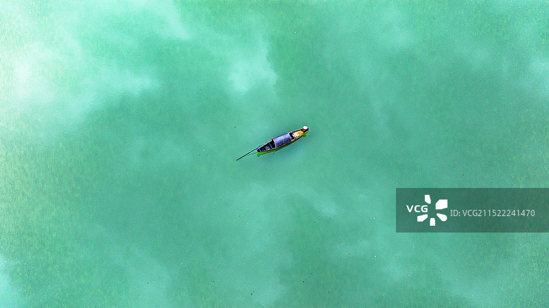 倒影和渔船，美丽的地方，湖南省的东江湖风景区图片素材