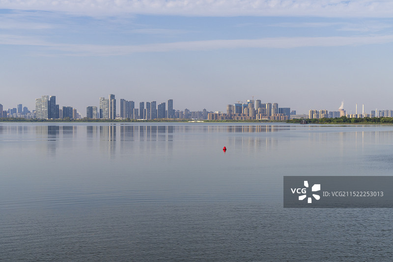 武汉东湖城市风光，城市天际线在湖面上的倒影图片素材
