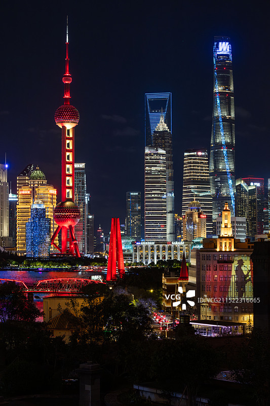 国庆期间的上海外滩和陆家嘴限定照明夜景图片素材