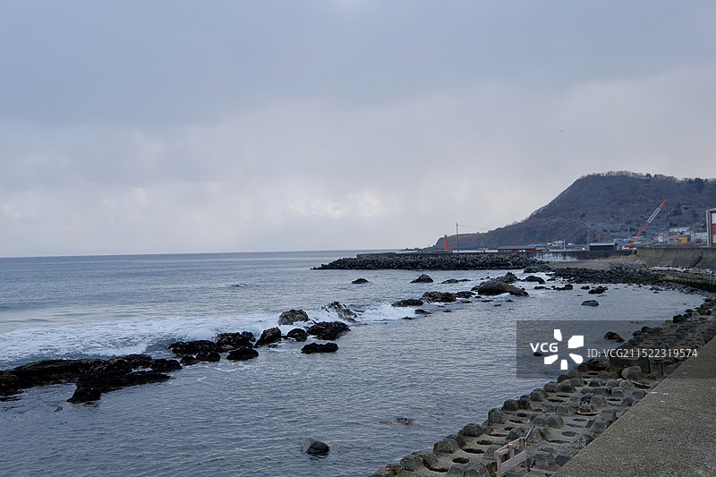冬天的日本北海道函馆津轻海峡海岸线景观图片素材