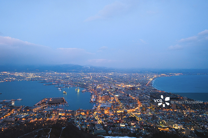冬天的日本北海道函馆山俯瞰城市夜景图片素材