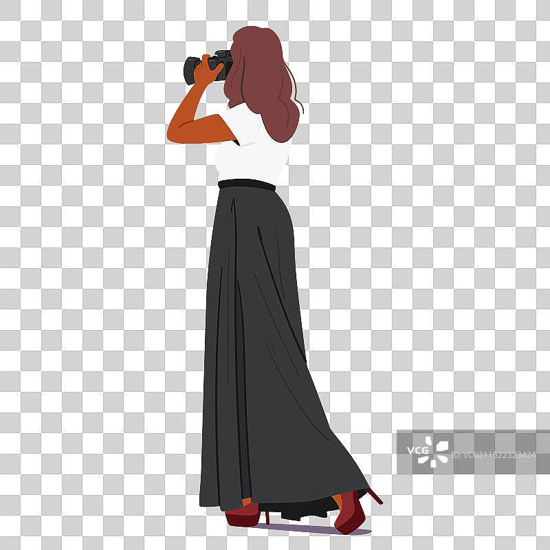 身穿黑色长裙和白色上衣的时尚女人图片素材