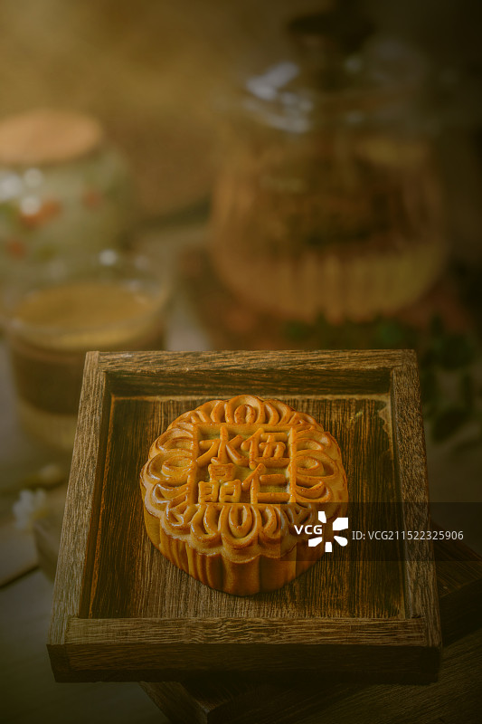 传统月饼：五仁、蛋黄图片素材