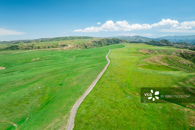 新疆塔城裕民县吐尔加辽草原公路自然风光航拍图片素材
