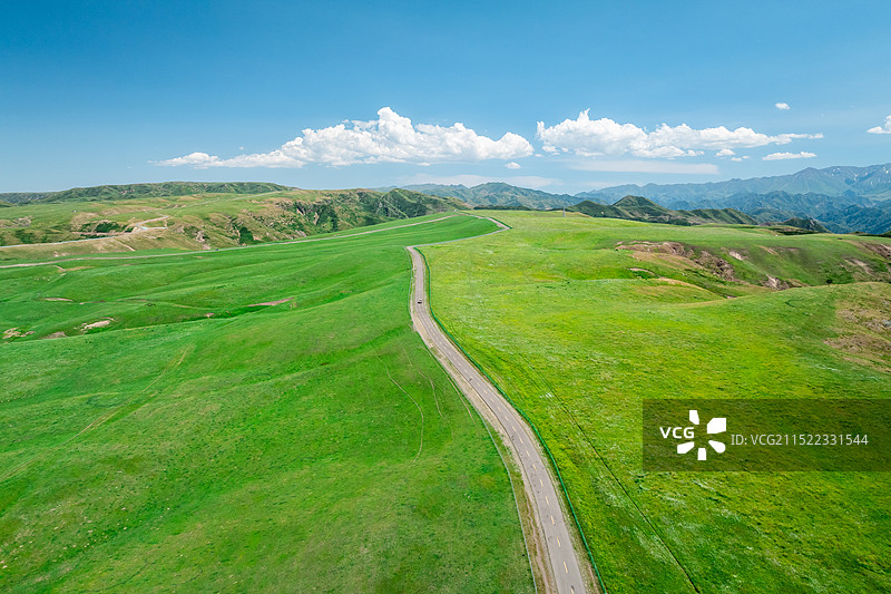 新疆塔城裕民县吐尔加辽草原公路自然风光航拍图片素材