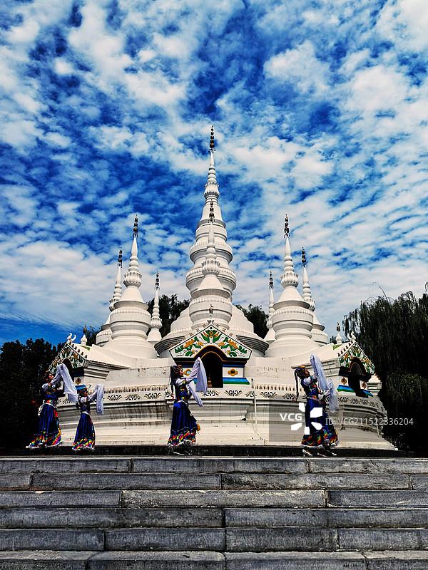 多云天空下的中国民族园风光图片素材