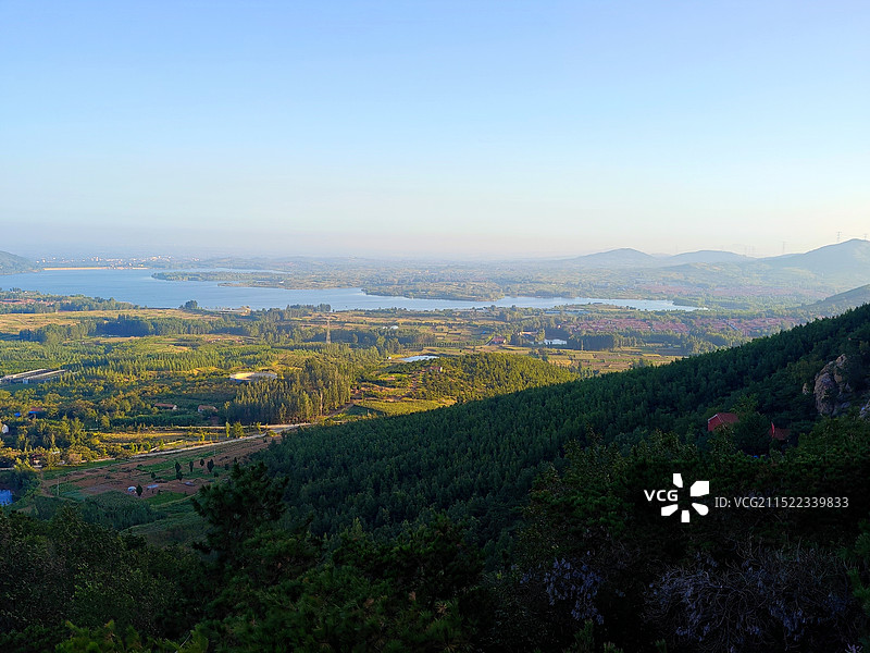 秋天中秋时节，莒县屋楼崮山俯瞰莒县县城和峤山水库图片素材