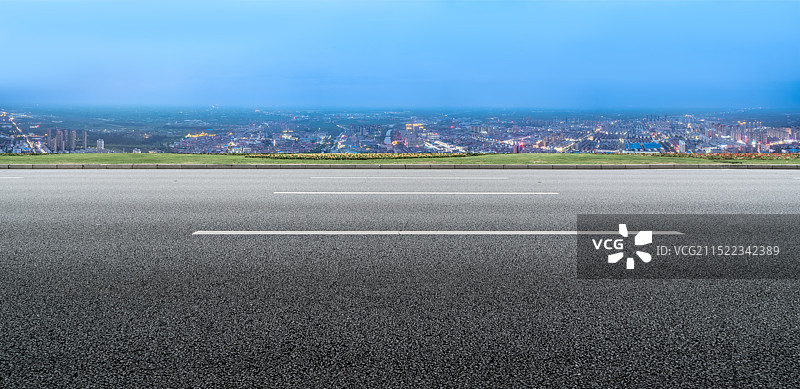 高速公路天际线与城市暮色图片素材