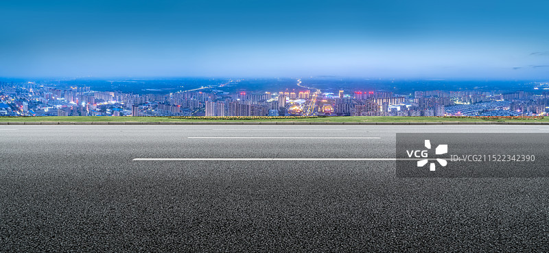 高速公路天际线与城市暮色图片素材