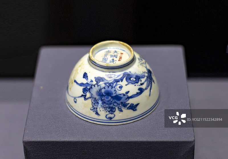 青花牡丹草虫纹碗 明 盘州民主镇出土 贵州省博物馆图片素材