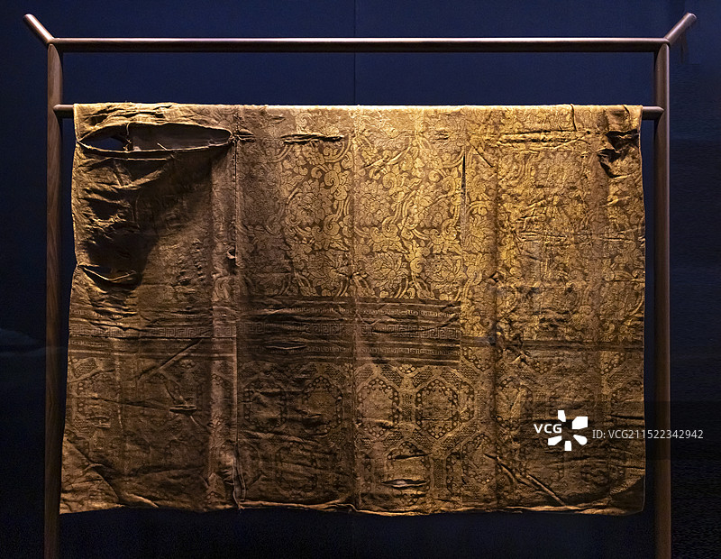 龟背宝相花缎被面 明万历 思南万胜山张守宗夫妇墓出土 贵州省博物馆图片素材