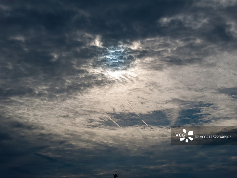 仅天空乌云密布图片素材
