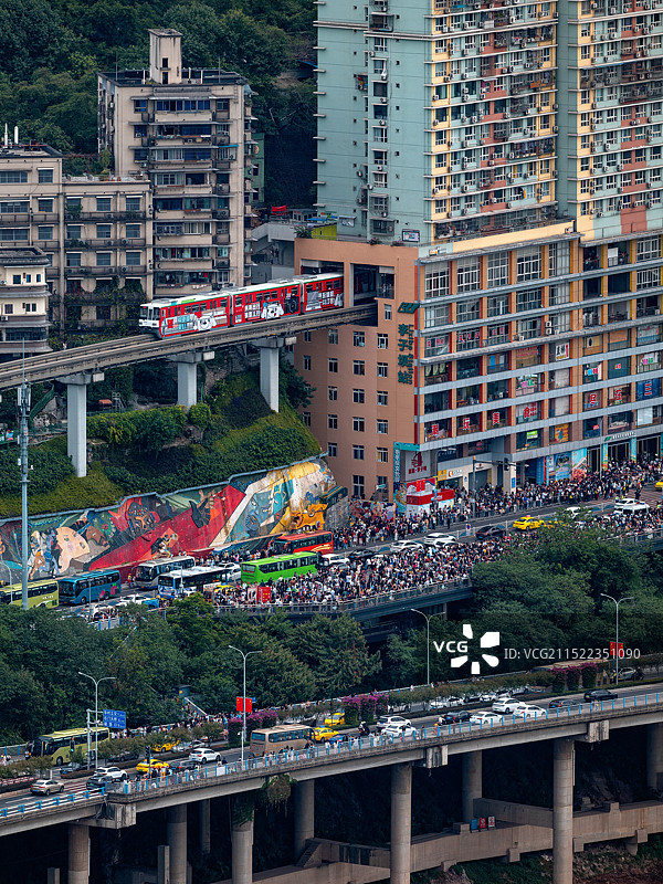重庆城市建筑——李子坝轻轨穿楼图片素材