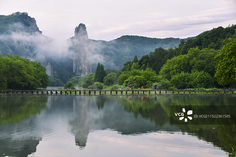 浙江省缙云仙都鼎湖峰晨景图片素材
