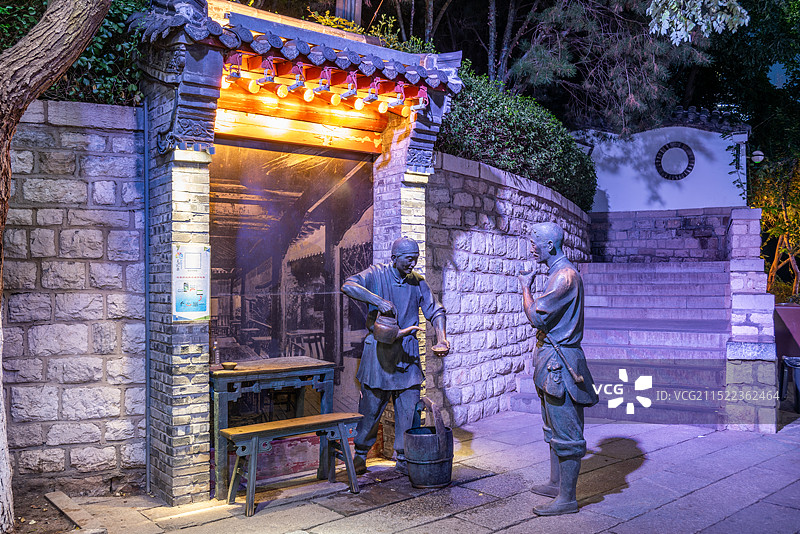 山东省济南市环城公园茶摊雕塑夜景图片素材