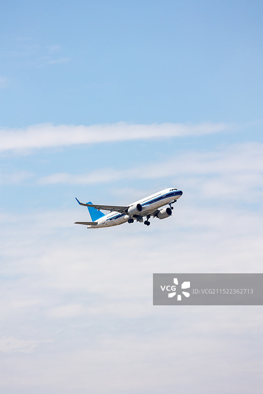 机场上刚刚起飞升空的飞机图片素材