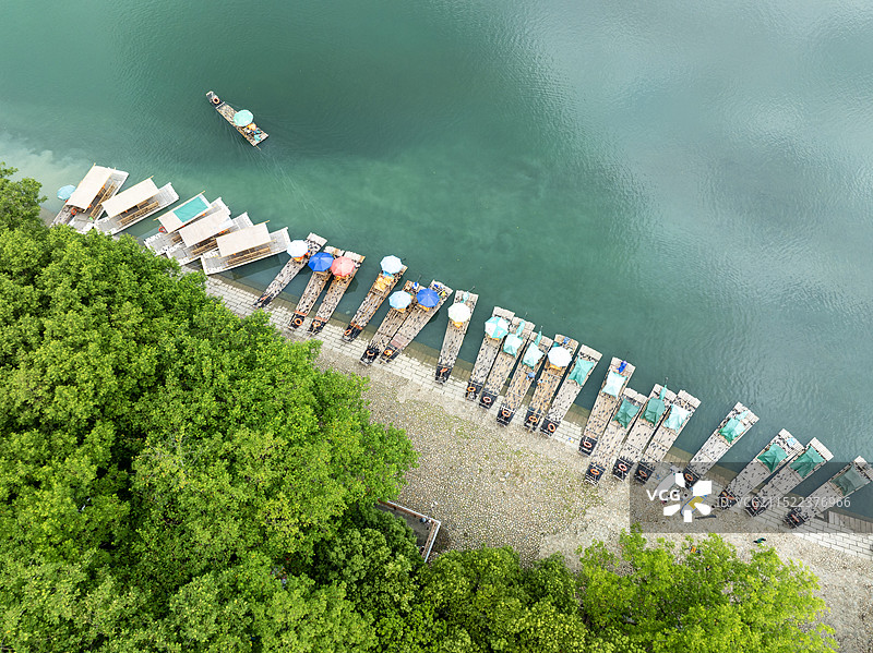 温州楠溪江上的竹排-拍摄于温州永嘉狮子岩图片素材