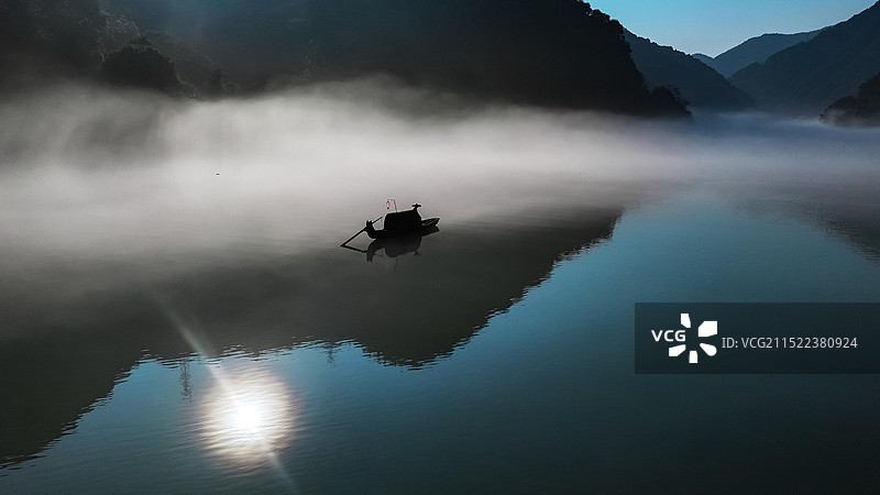 雾漫小东江湖南郴州图片素材