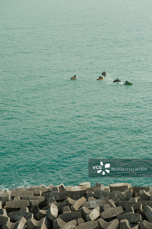 三亚蓝色大海、防浪堤与摩托艇图片素材
