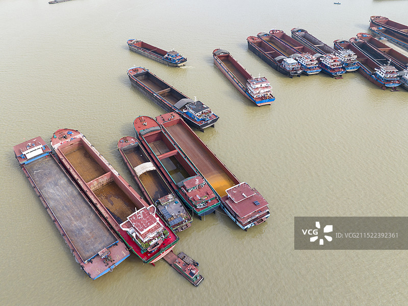 航拍长江岳阳港口轮船货船货轮锚地停泊水上交通运输水运航运图片素材