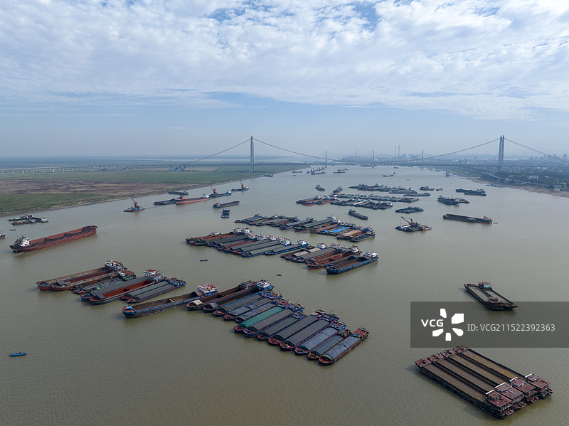 航拍长江岳阳港口轮船货船货轮锚地停泊水上交通运输水运航运图片素材