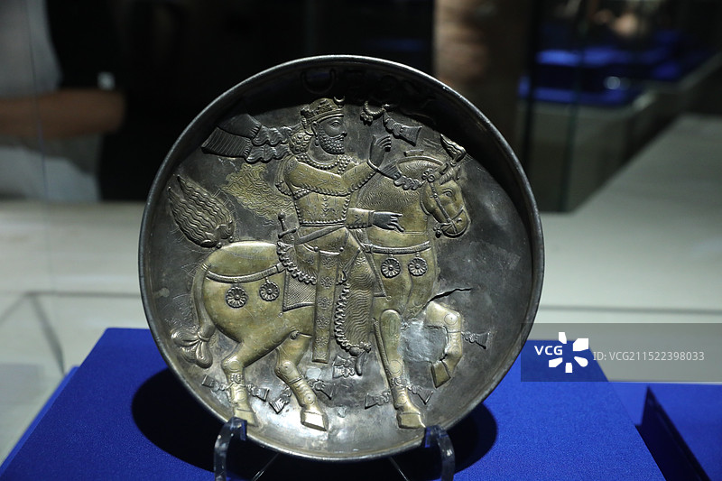 上海博物馆，古波斯的荣耀 伊朗文物精华展：国王骑马鎏金银盘图片素材