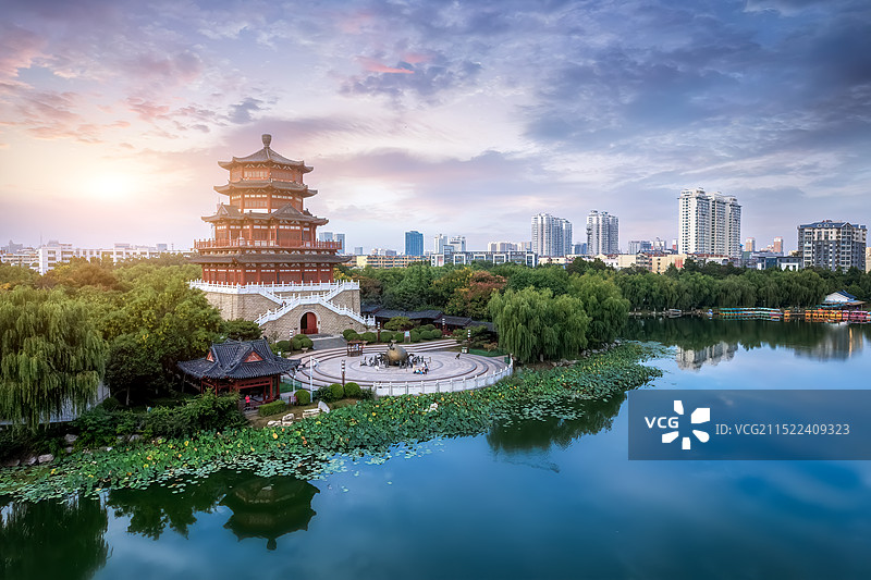 航拍济宁南池公园中式园林景观全景图图片素材