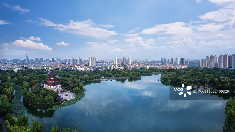 航拍济宁南池公园中式园林景观全景图图片素材