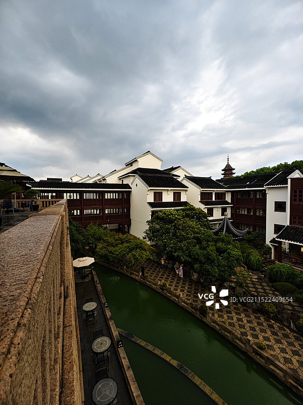 风雨来到前的苏州吴宫泛太平洋酒店建筑风光照图片素材