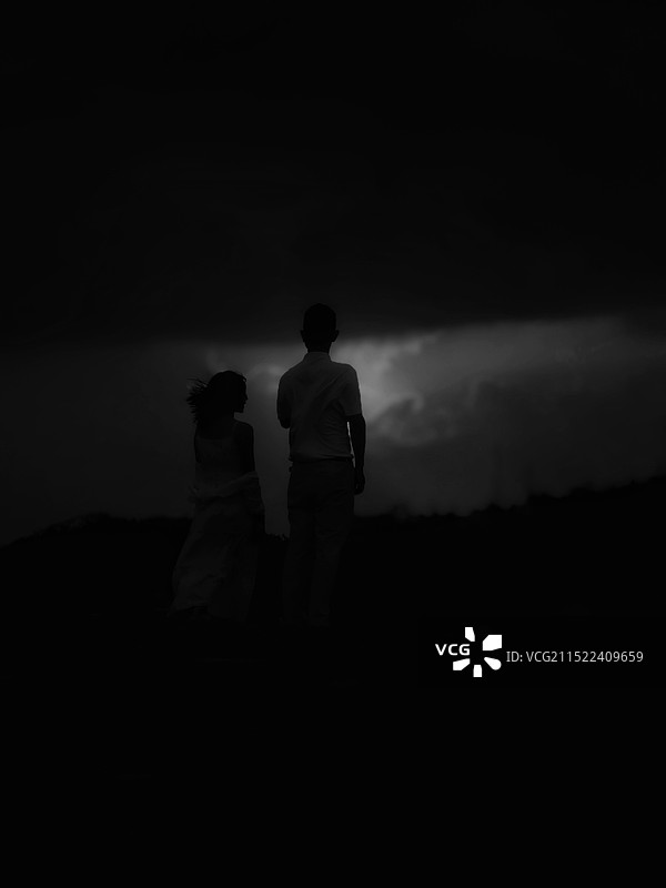 夕阳下的恋人图片素材