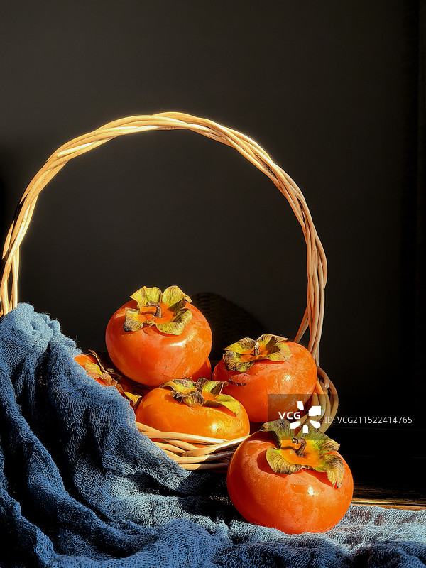 黑色背景下的柿子特写镜头图片素材