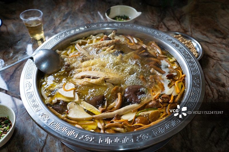 贵州龙里特色美食野生菌肉饼鸡图片素材