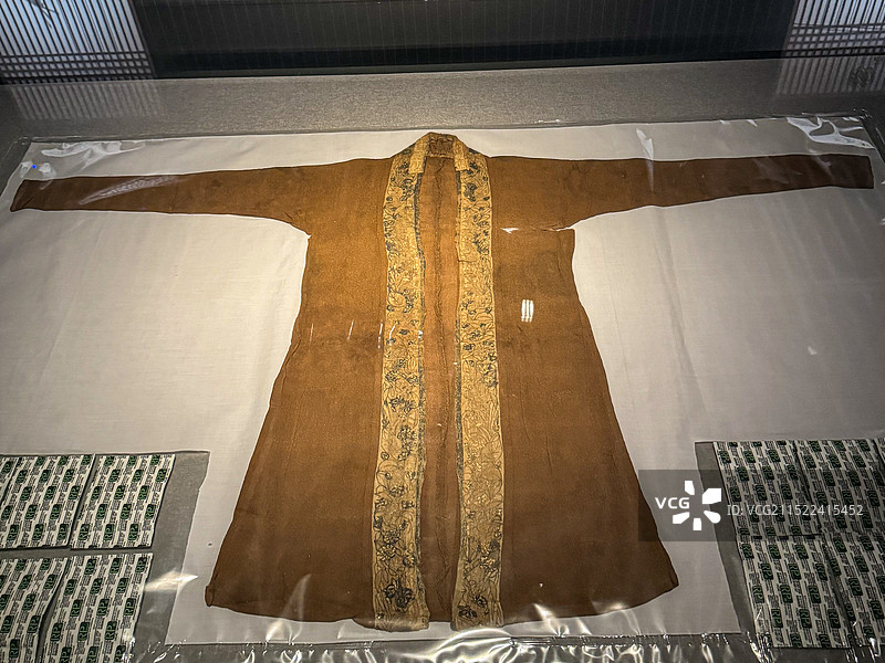 南宋 烟色镶金边绉纱窄袖上衣图片素材