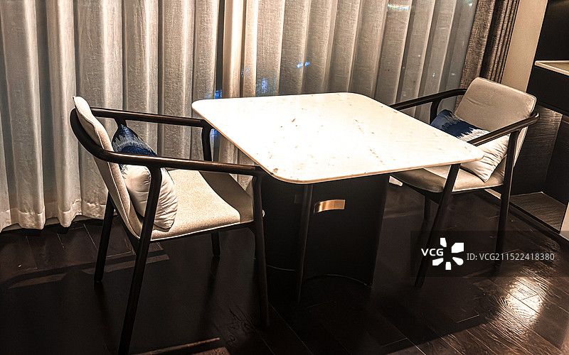 五星级酒店房间的椅子和桌子图片素材