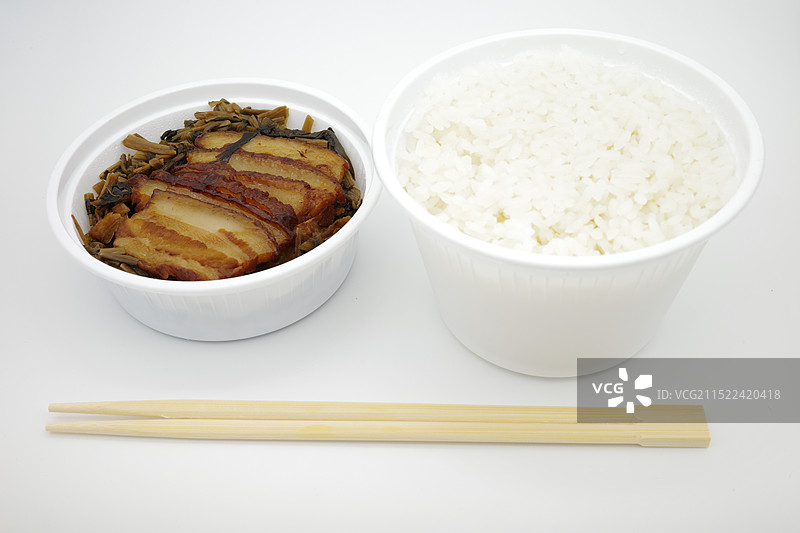 美味的梅干菜扣肉和米饭特写图片素材