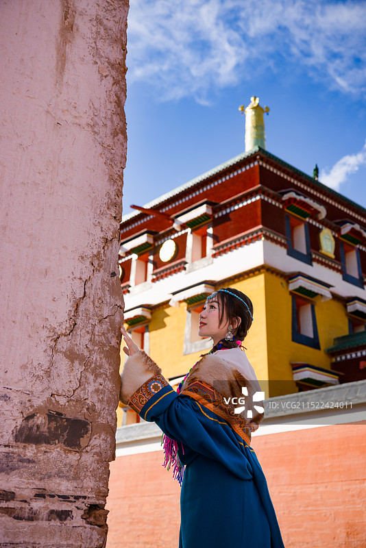站在建筑物上的年轻女子的侧视图图片素材
