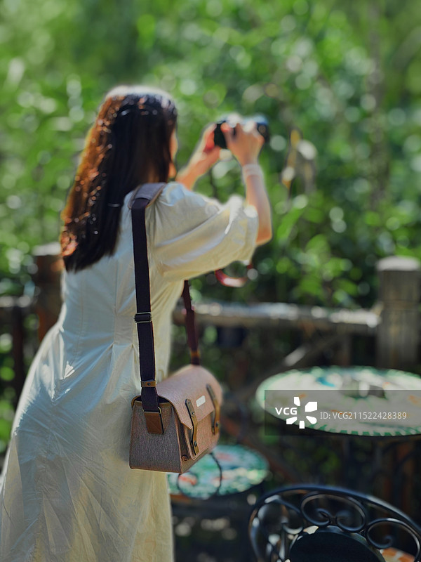 站在户外的女人的后视图图片素材