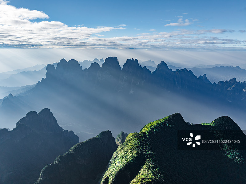 广西来宾金秀圣堂山日出丁达尔效应风光图片素材