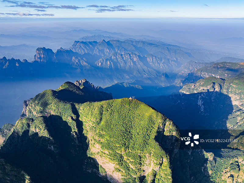 广西来宾金秀圣堂山主峰高视角航拍风光图片素材