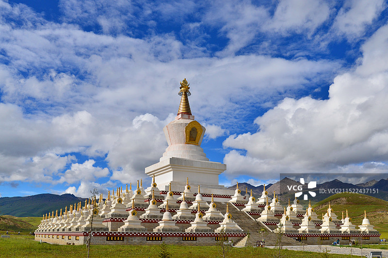 蓝天白云下庄严肃穆的宗教建筑，稻城亚丁路途，尊胜塔林图片素材