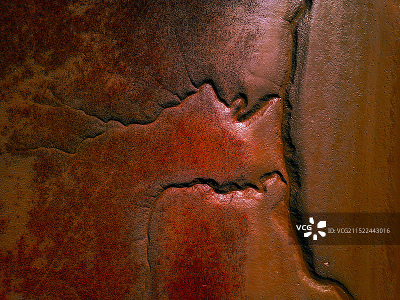 空中俯瞰盘锦红海滩的潮汐沟图片素材