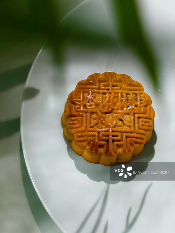 放在盘子里的月饼图片素材