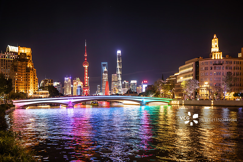 国庆的上海陆家嘴天际线夜景图片素材