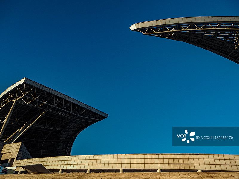 蓝天下的小桥俯视图图片素材